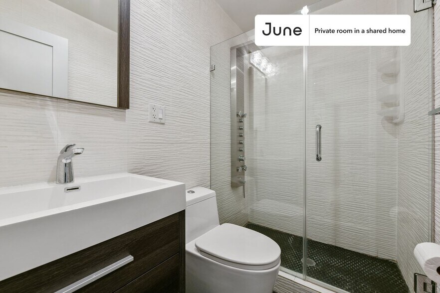 Building Photo - Room in Shared 3 bed/2 bath home