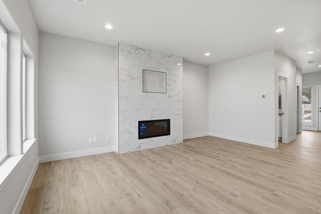 Building Photo - 661 N Creative
