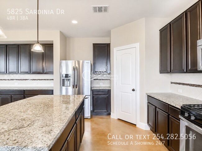 Building Photo - 5825 Sardinia Dr