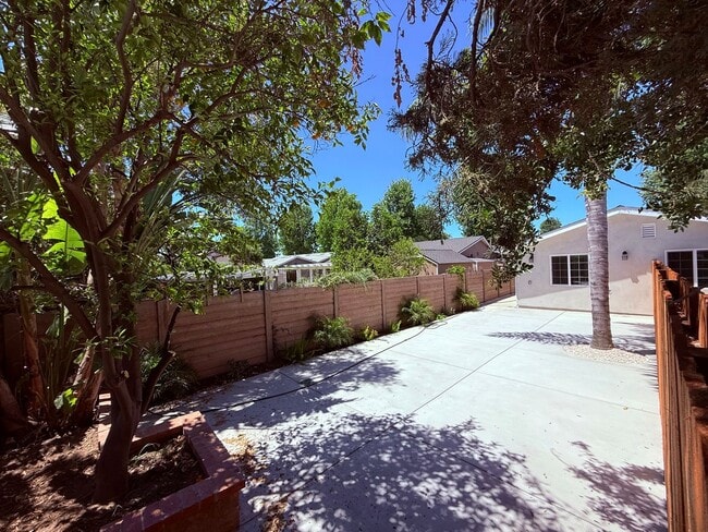 Building Photo - Stunning 3-Bedroom + Den Lease | Brand New...