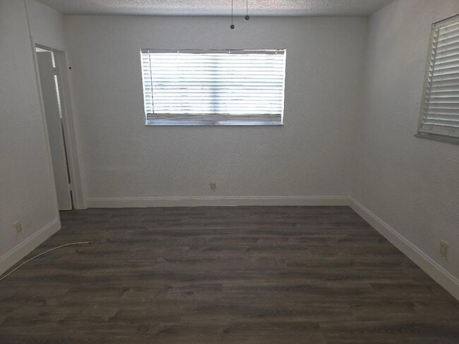 Building Photo - 1123 NW 3rd Ave