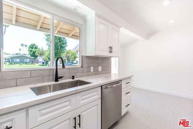 Building Photo - 9416 Ruffner Ave