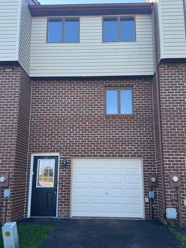 Building Photo - Townhouse