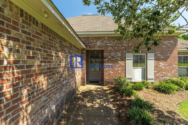Building Photo - Beautiful 4 bedroom, 2 bathroom house in B...