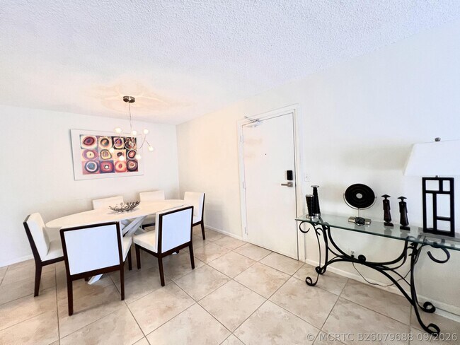 Building Photo - 6421 Bay Club Dr