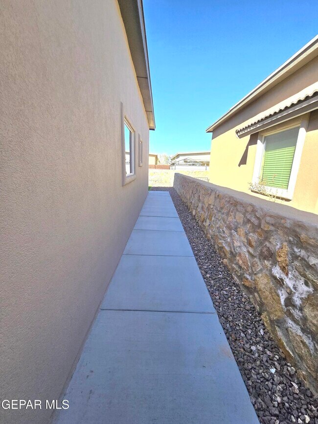 Building Photo - 3857 Loma Cortez Dr