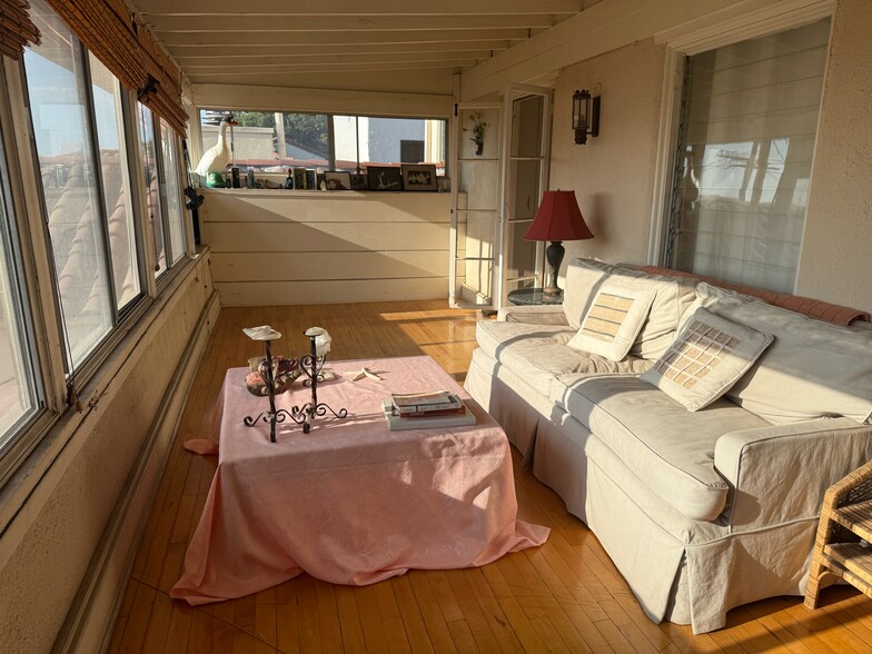 Building Photo - 8301 Marmont Ln