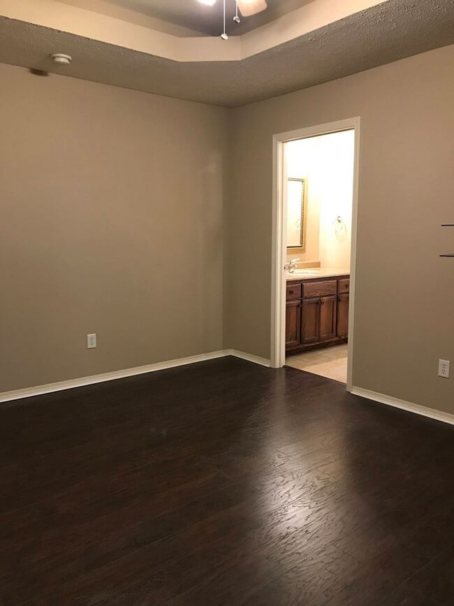 Building Photo - Executive Rental All Brick Home near South...