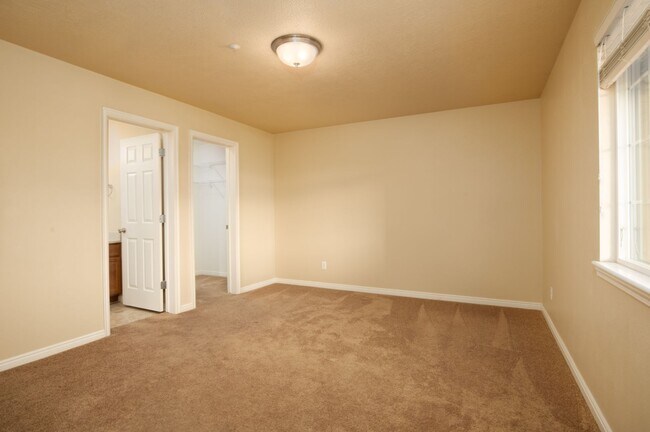 Building Photo - Large and Clean 3 Bed 2 Bath Eagle Mountai...