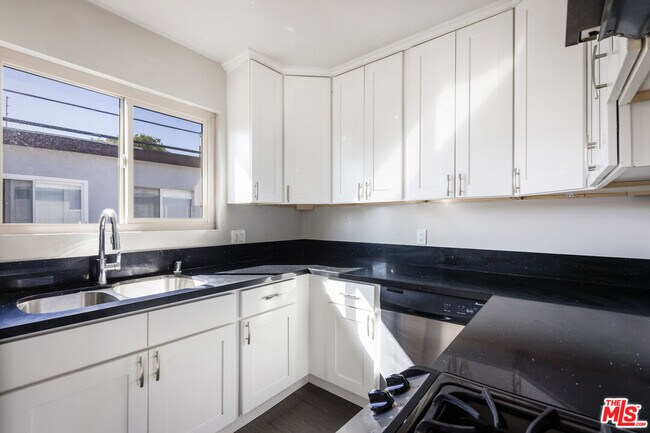 Building Photo - 925 N Curson Ave