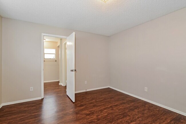 Building Photo - 409 Riverwoods Cir