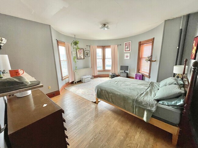 Building Photo - 3 Bedroom Apartment Superior Location South End of Burlington VT Available between 6/5-6/15