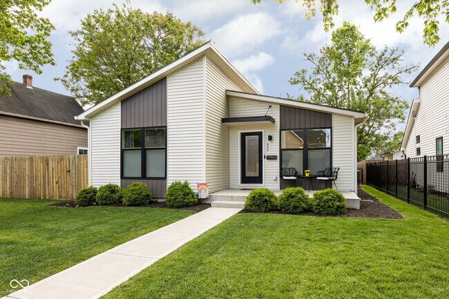 Building Photo - 806 N Beville Ave
