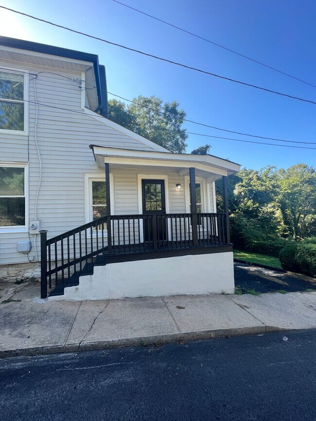 Building Photo - Great 4 Bedroom Minutes from Downtown