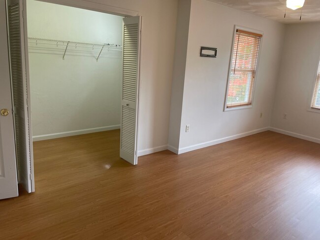 Building Photo - Newly Renovated Townhouse Style Condo For ...