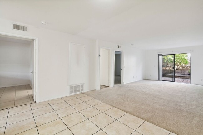 Building Photo - 1745 Los Feliz Dr