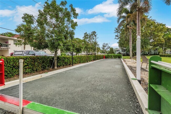 Building Photo - 642 12th Ave S