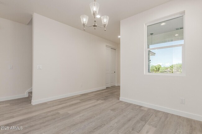 Building Photo - 957 E Desert Dr
