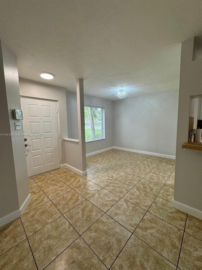 Building Photo - 10410 SW 157th Ct