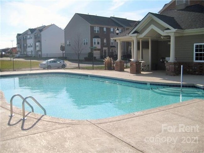 Building Photo - Beautiful three bedroom townhome