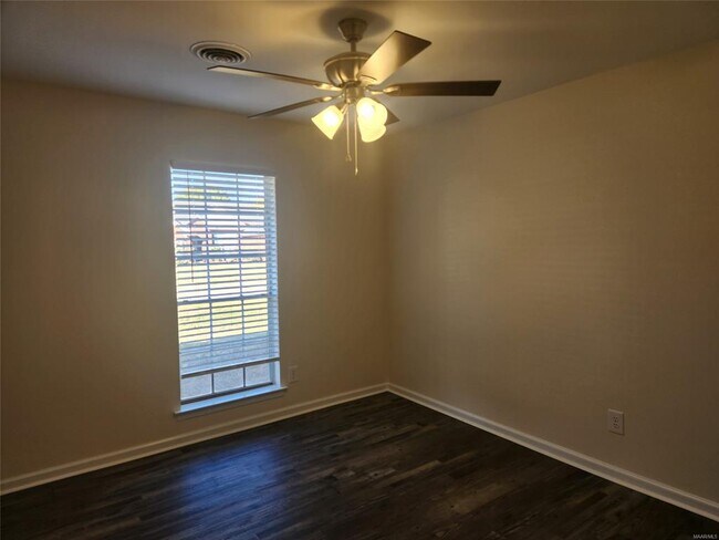 Building Photo - 122 Debra Dr