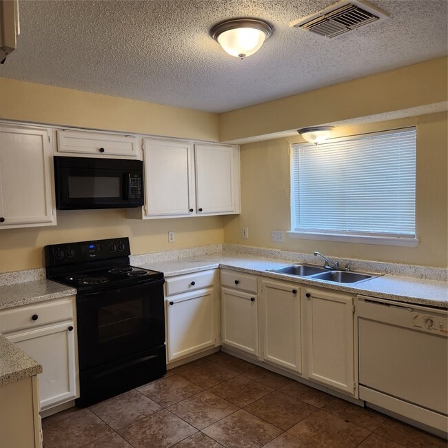 Building Photo - 10013 Spring Pl Dr