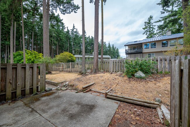 Building Photo - 2 bedroom/1.5 bathroom townhouse