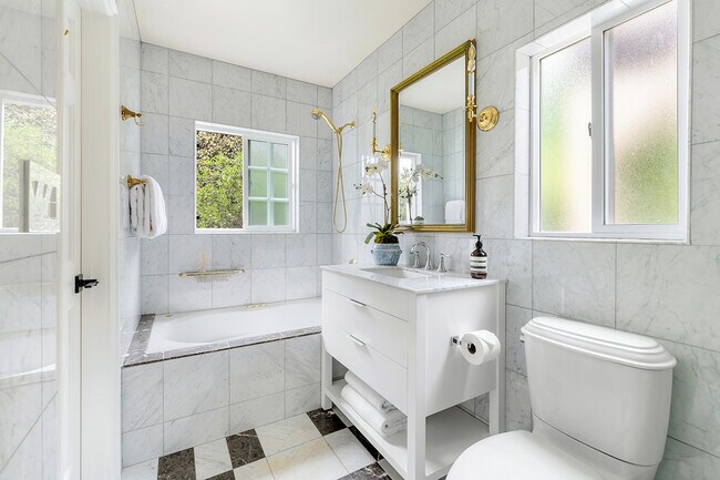 Deep soaking tub - 2173 San Pasqual St