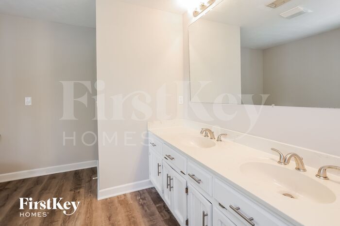 Building Photo - 4090 Essex Pl