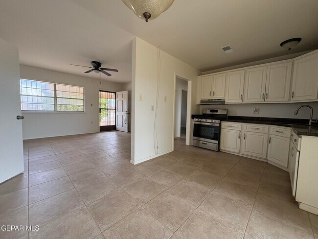 Building Photo - 4900 Debeers Dr