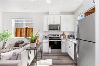 Building Photo - 2 Bed 1 BATH UPPER UNIT