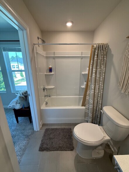 Bedroom bathroom - 1216 Plumcrest Dr
