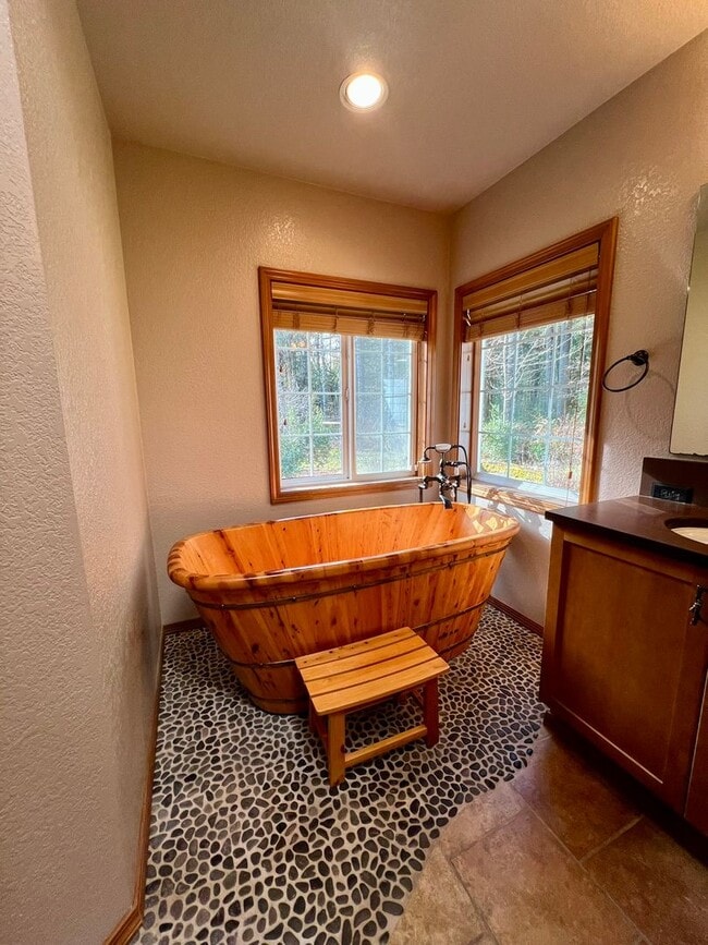 Building Photo - Private 5 Acres