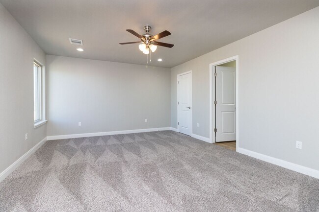 Building Photo - 2700 Tampa Bay Ave