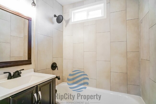 Building Photo - 1307 Elm St