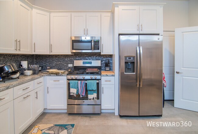 Building Photo - 2535 W North Ave