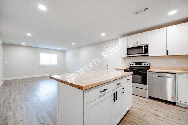 Building Photo - 2323 Green Forest Dr