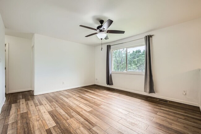 Building Photo - 605 Raemar Dr