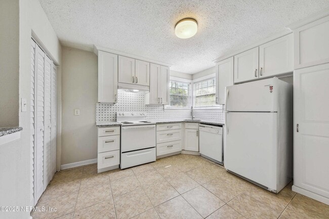 Building Photo - 4848 Plymouth St