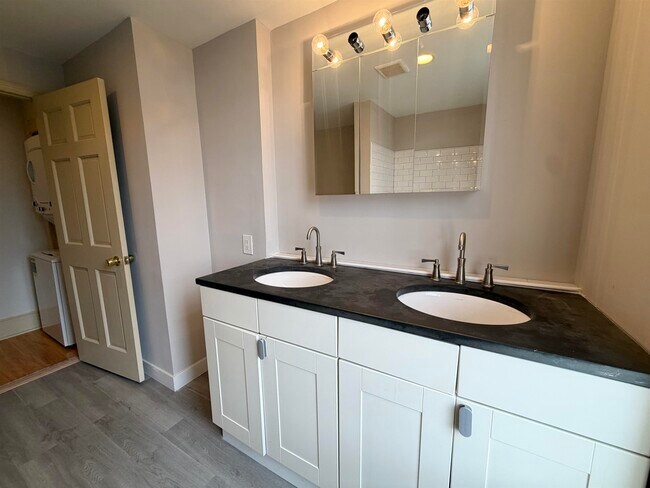 Building Photo - 225 Pine St