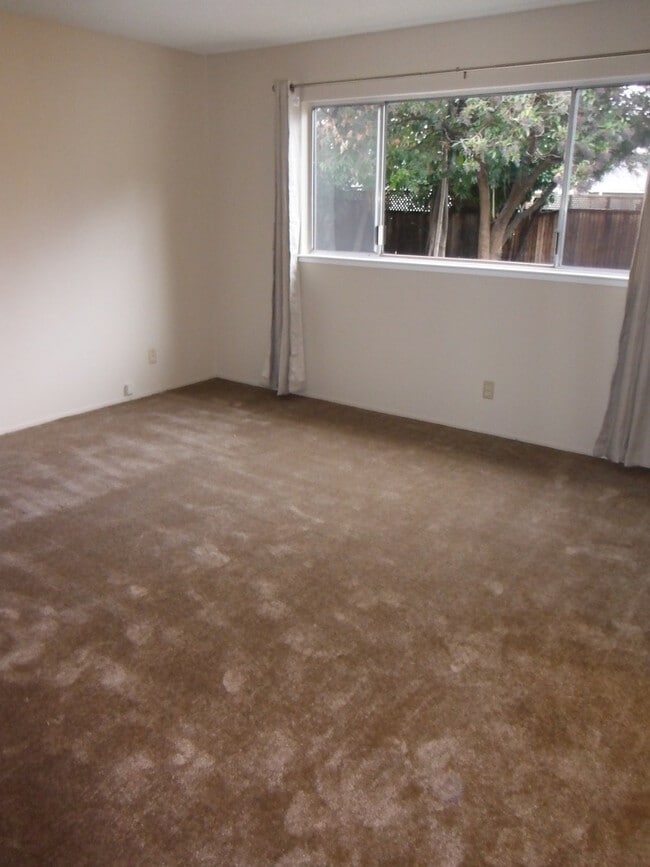 Building Photo - Spacious 3 Bedroom House Available Now