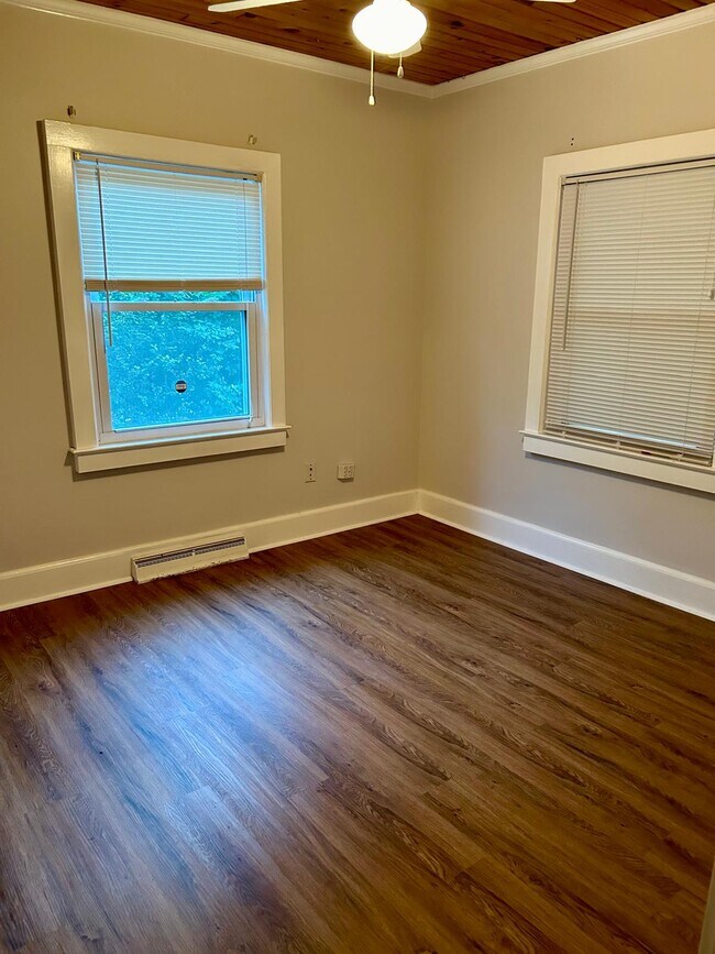 Building Photo - 3 Lake Rd