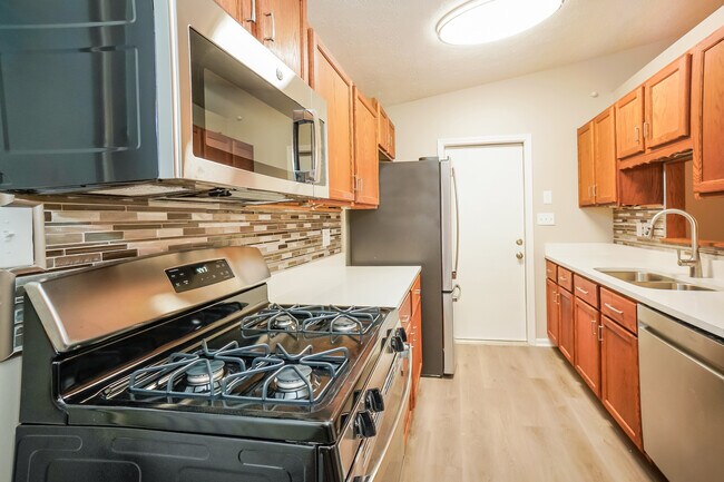 Building Photo - 711 Shady Creek Dr