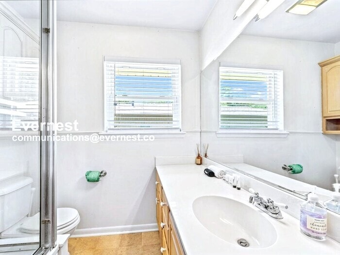 Building Photo - 8633 Westglen Dr