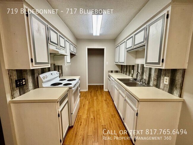 Building Photo - 719 Bluebonnet-717 Bluebonet