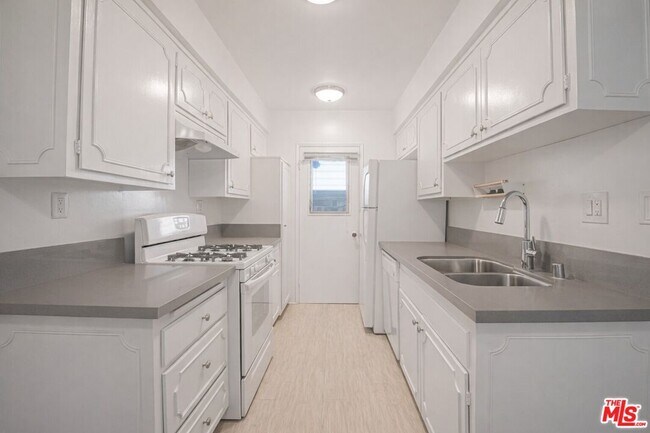 Building Photo - 1221 Amherst Ave