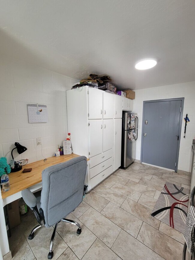 Building Photo - Studio Apartment With Granite Countertops