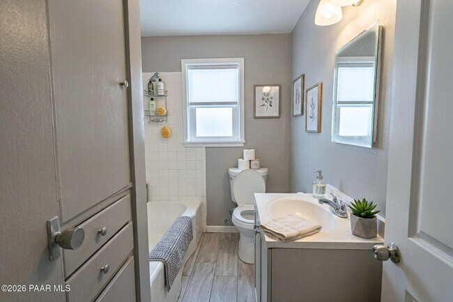 Building Photo - 2143 N Bell Ave