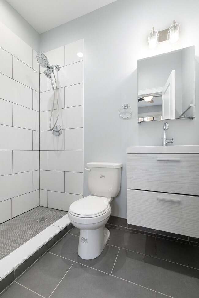 Building Photo - 7624 N Eastlake Terrace