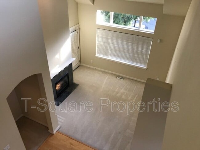 Building Photo - 13824 N Creek Dr